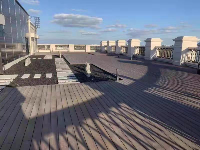 别墅小院屋顶平台使用哪种塑木地板性价比更高