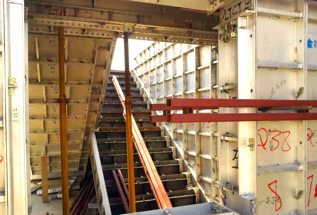 铝模板楼梯设计全解析:从封闭到开放,哪一种最实用