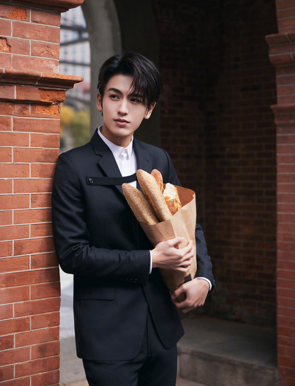 张凌赫出席dior2022冬季男装秀活动,上演黑色西装杀