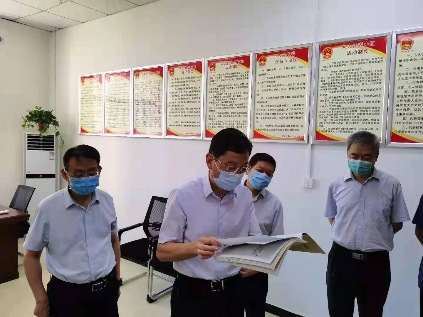 西安市人大常委会副主任薛振虎深入灞桥区席王街道代表工作室接待基层