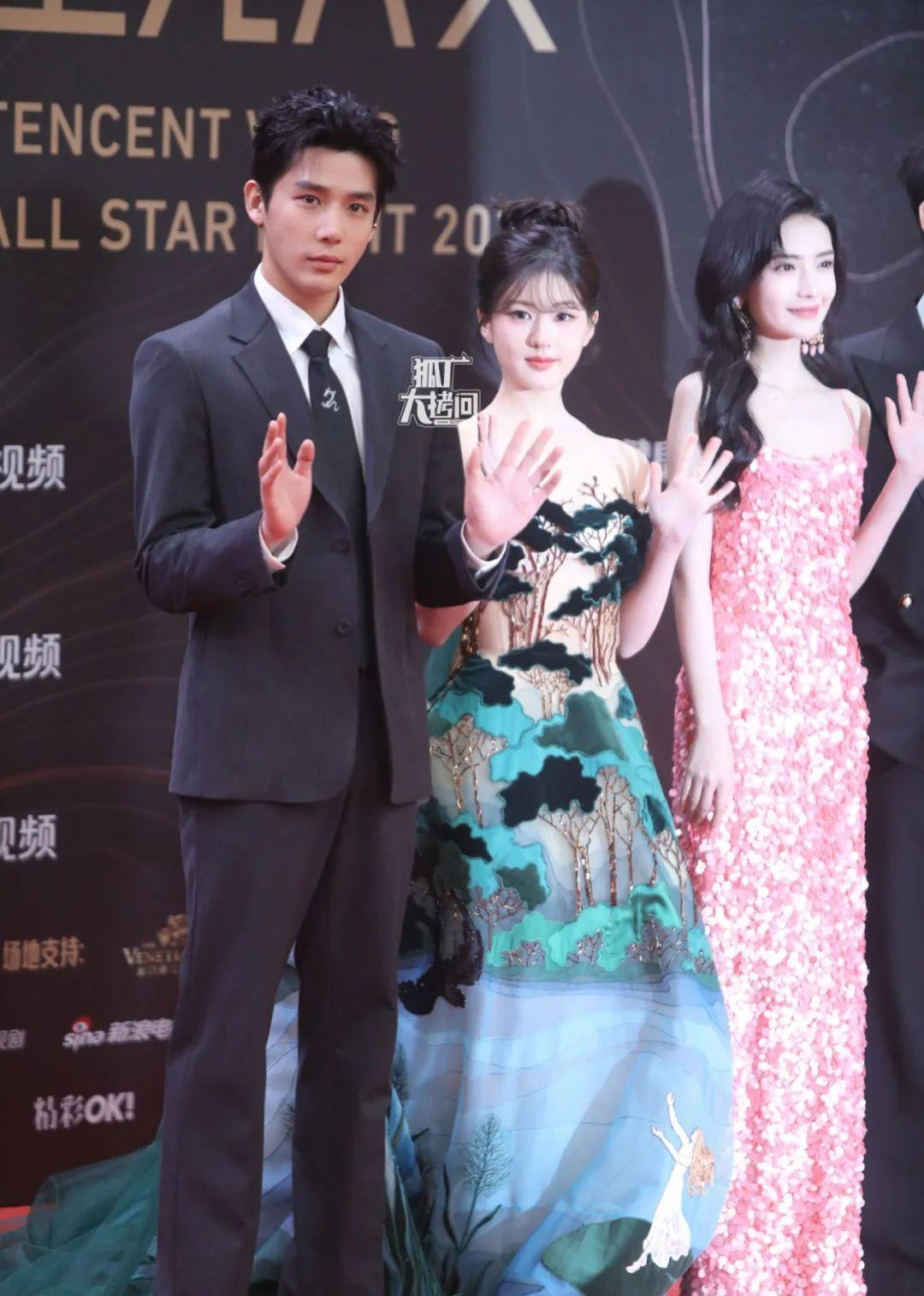 星光大赏红毯:杨紫终于穿对了,金晨造型翻车,钟楚曦艳压文咏珊