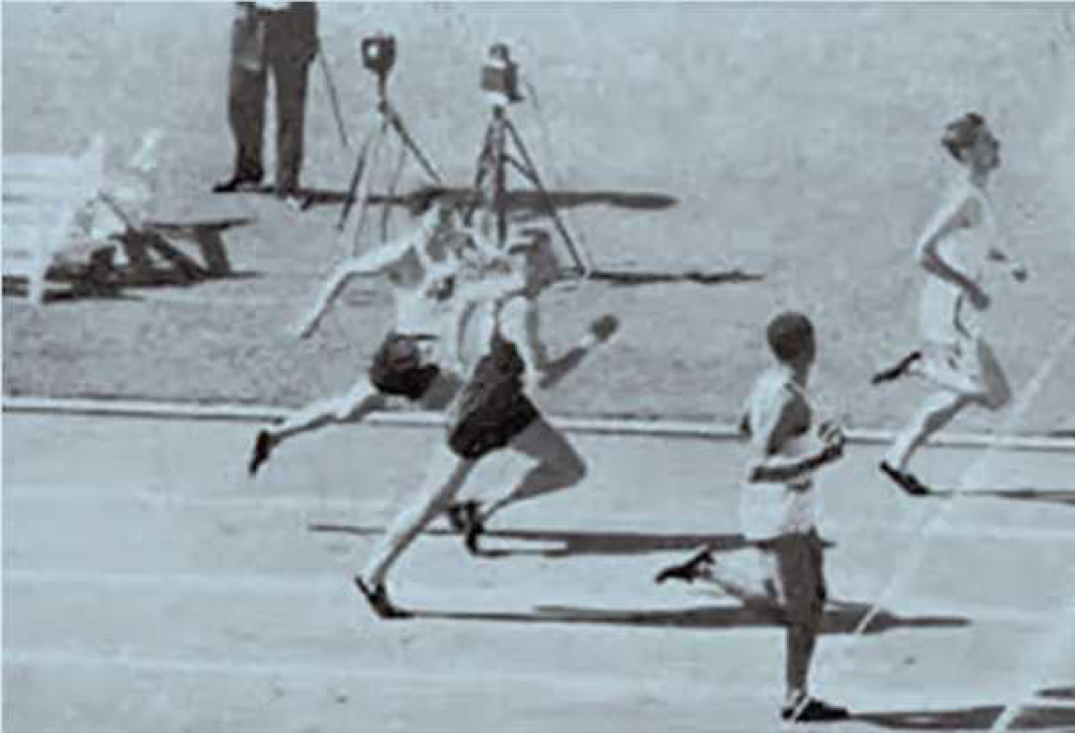 刘长春在奥运会上参加 200 米预赛时的情景,赛道上跑在第四位的即是刘