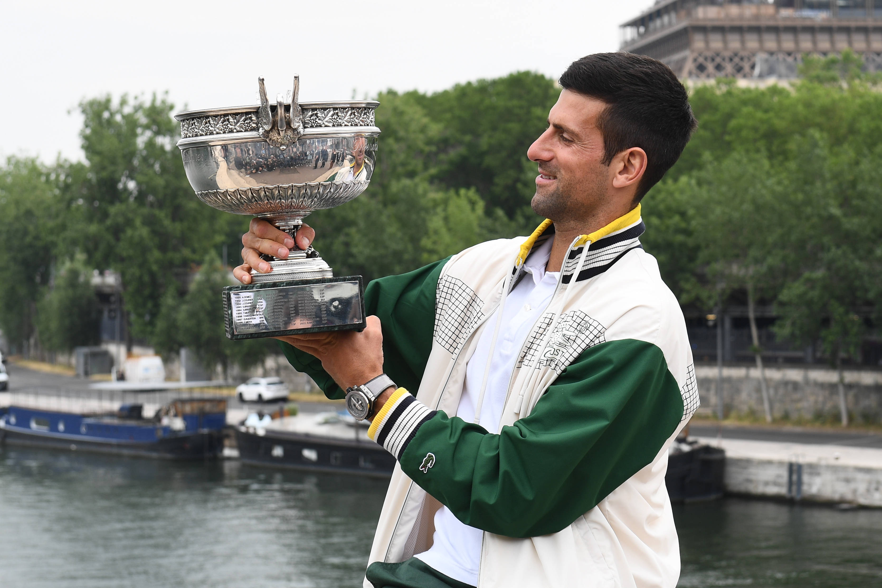 网球——法网:焦科维奇展示男单冠军奖杯(2)