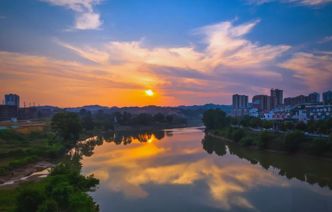 夕阳映照下的汨罗江,波光粼粼,静谧而美丽