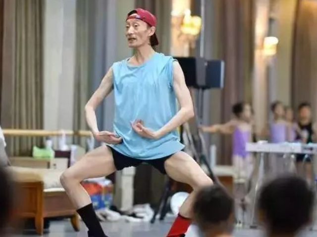 46岁"巨婴"只会跳舞,洗衣做饭都不会,百万年薪无人敢嫁