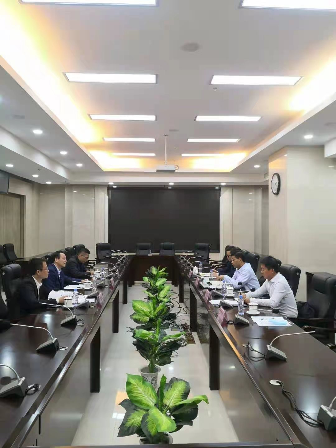 玉林市发展改革委主任何东真率队到自治区发展改革委对接工作