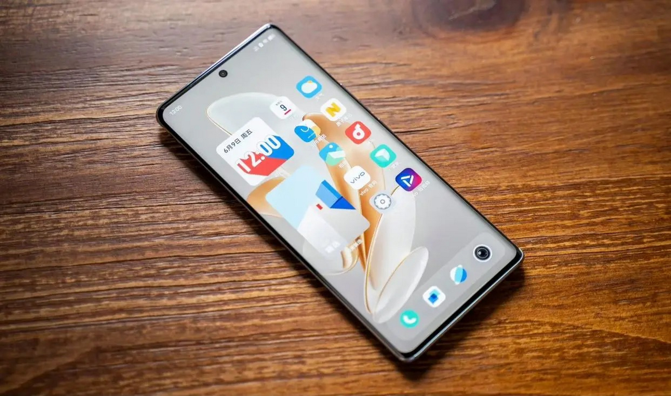 vivos18的相机模块更精致,屏幕亮度更高,搭载性能更强的处理器,电池