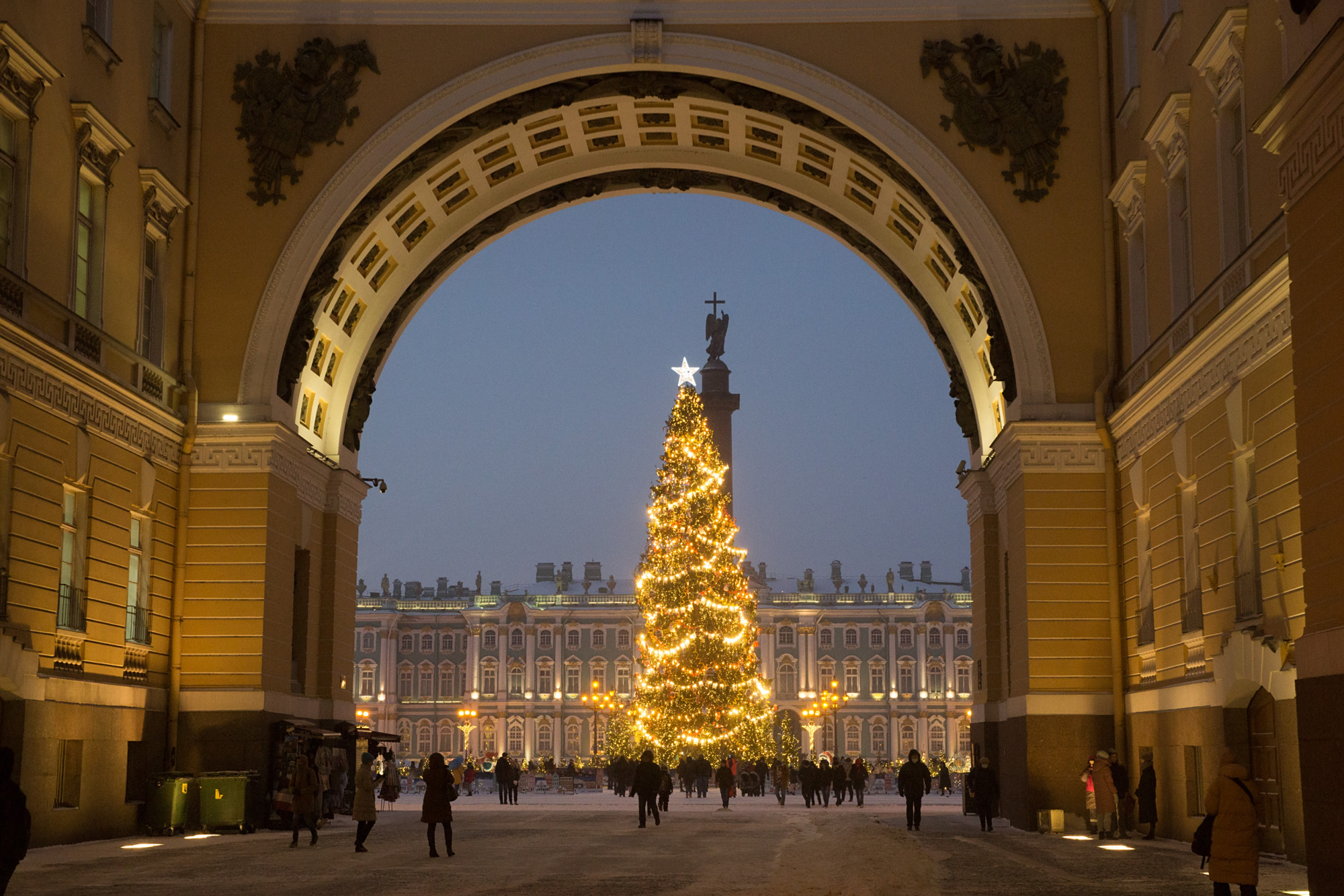 圣彼得堡冬宫广场扮靓迎新年