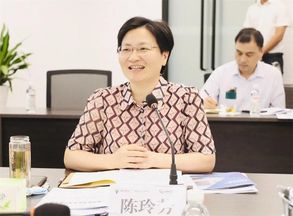 陈玲芳参加重点提案协商办理座谈会暨企业社区服务活动