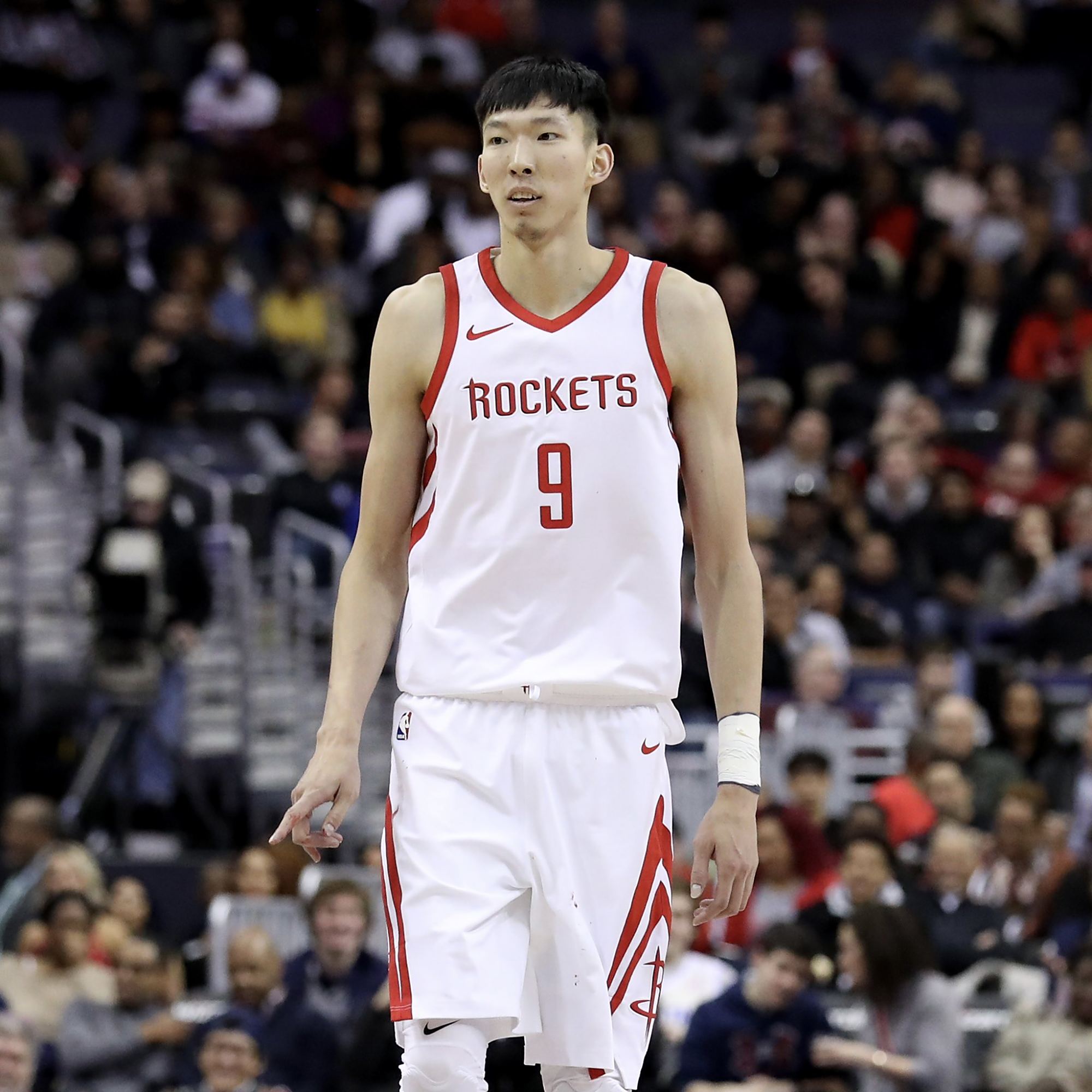 经纪公司发声!揭秘周琦离开新疆加盟澳凤凰队:从来就无关金钱