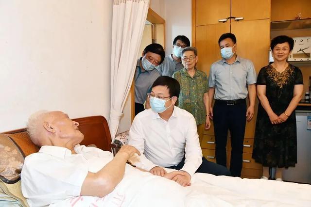 盐城市委书记曹路宝看望全国优秀县委书记,原东台县委书记沙金茂等老