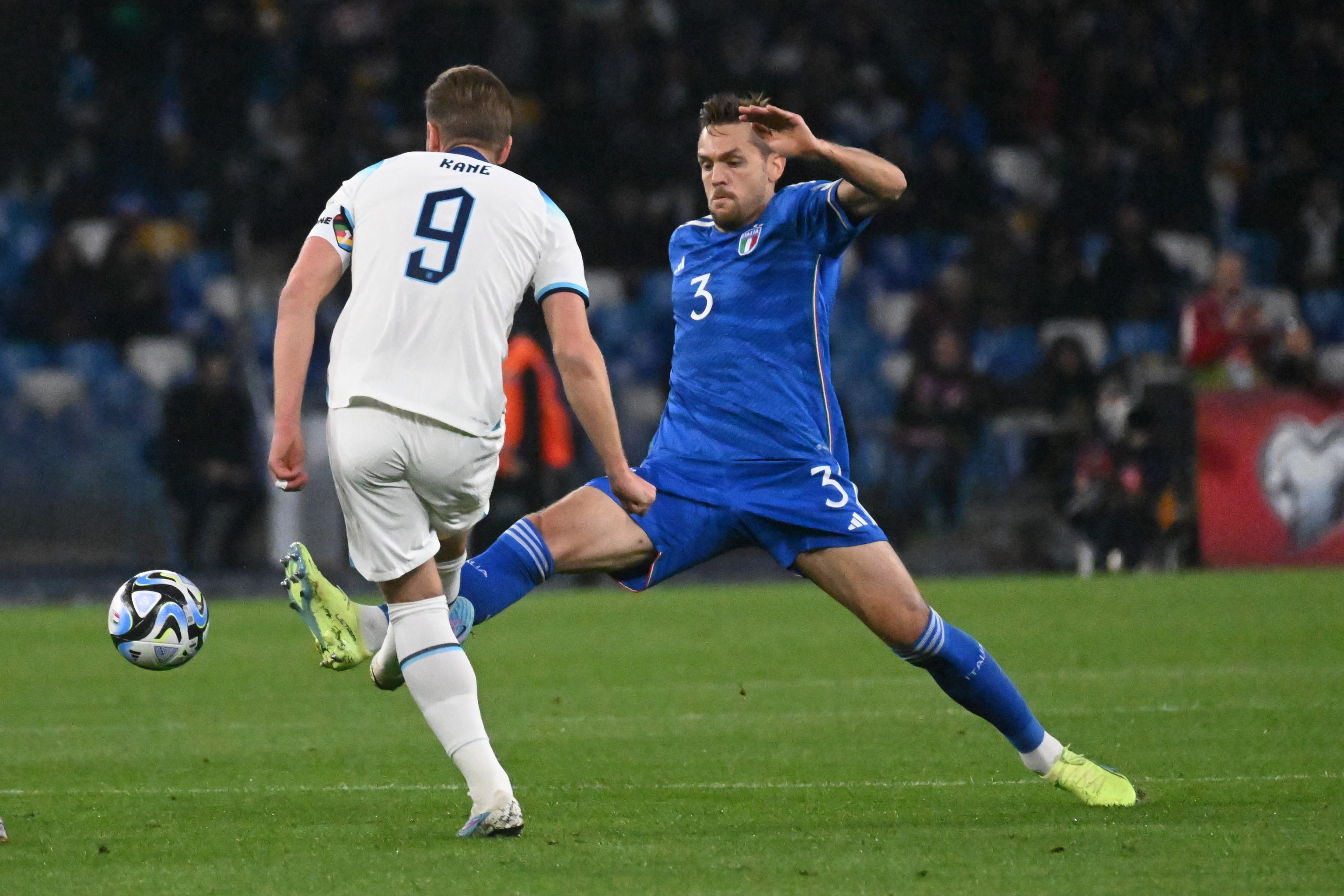 足球——欧锦赛预选赛:英格兰胜意大利(2)