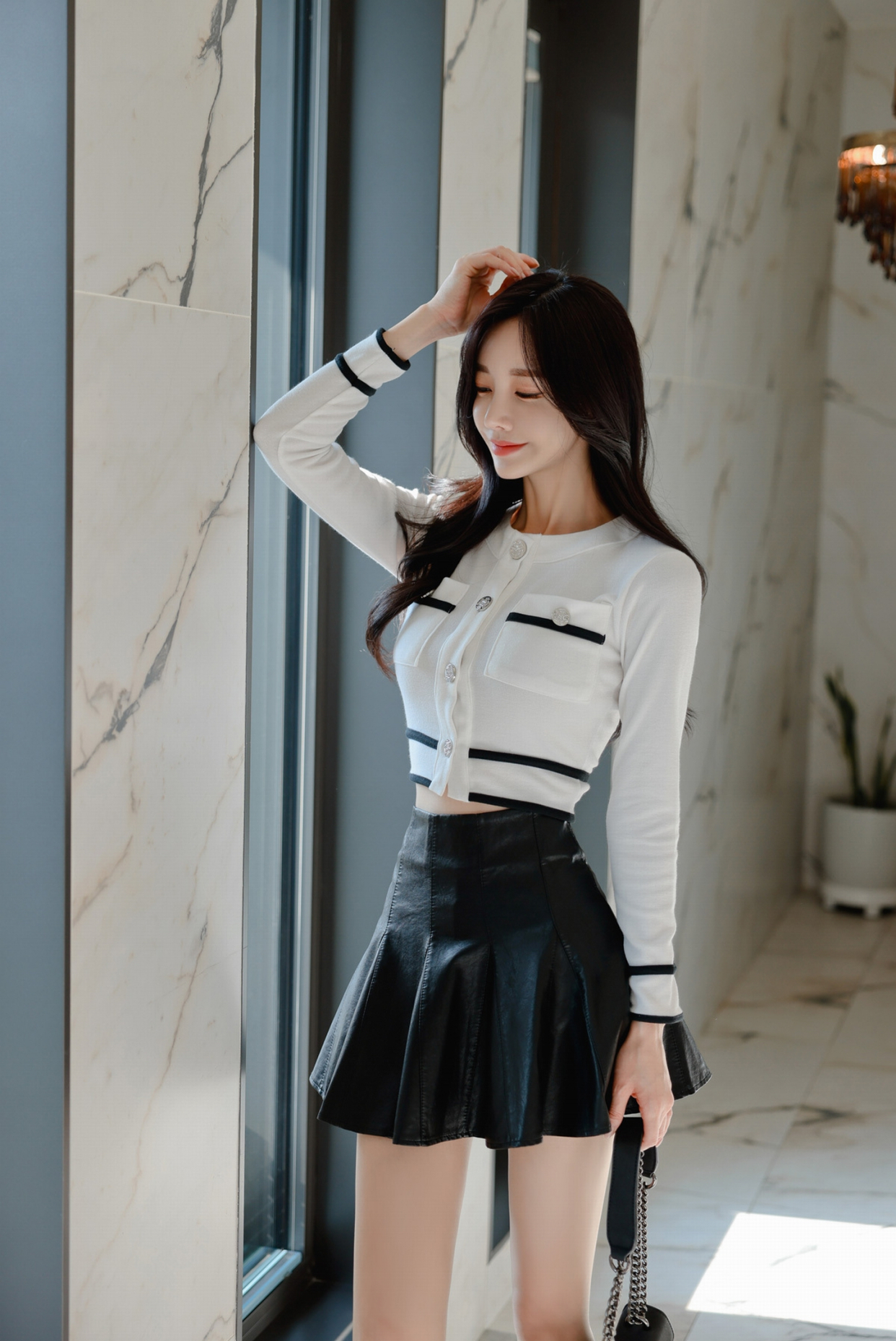 女神孙允珠时尚写真:黑白混色横条开衫搭配皮革喇叭裙