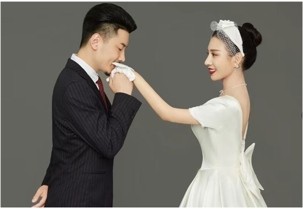 抖音网红"国岳"夫妇日行一善回馈社会引关注