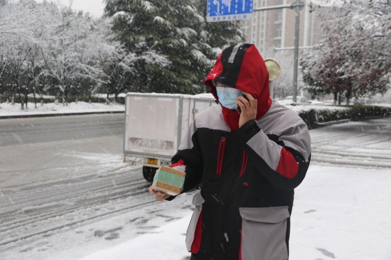 快递小哥雪中送"炭,包裹如期而至!