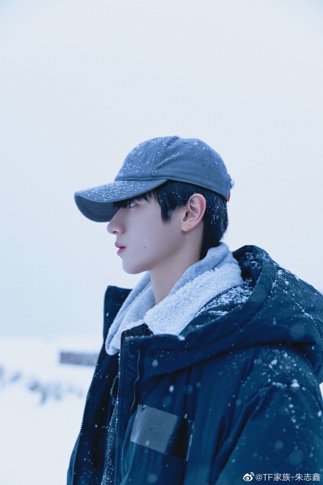 朱志鑫晒练习室随拍照片配文"午餐时间分享一次高难度藏字"