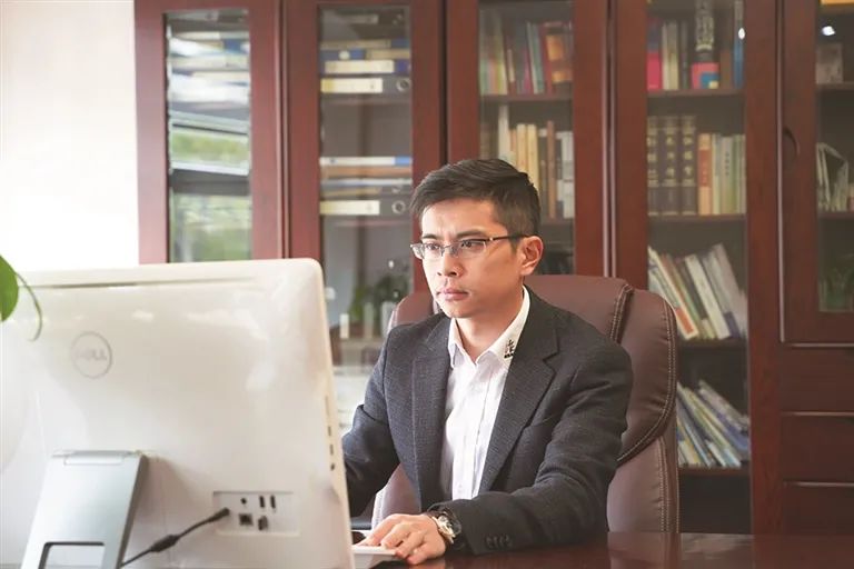 天南地北象山人/王一鸣:与光同行