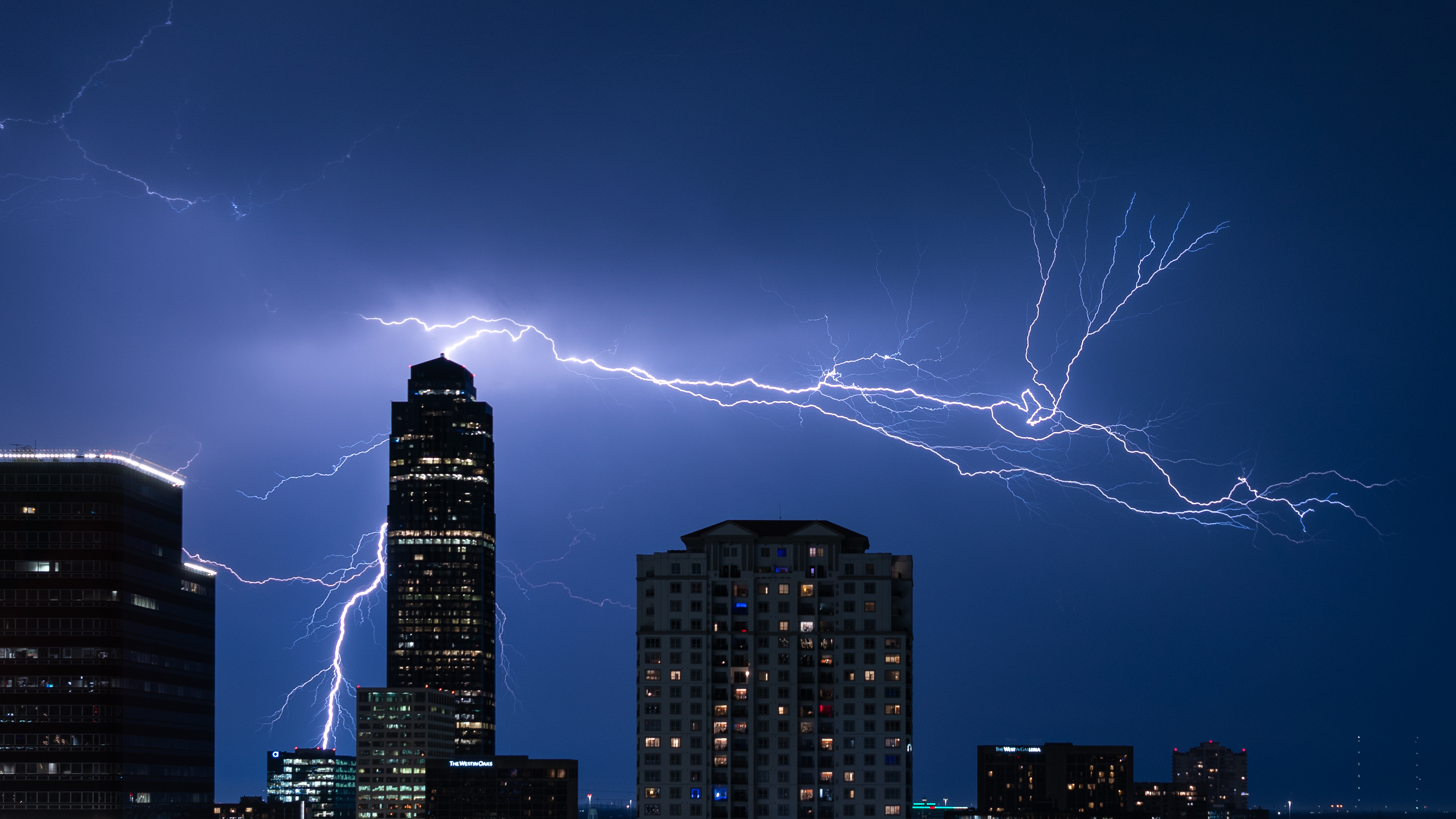 (国际·一周看天下)美国休斯敦:夜空中的闪电