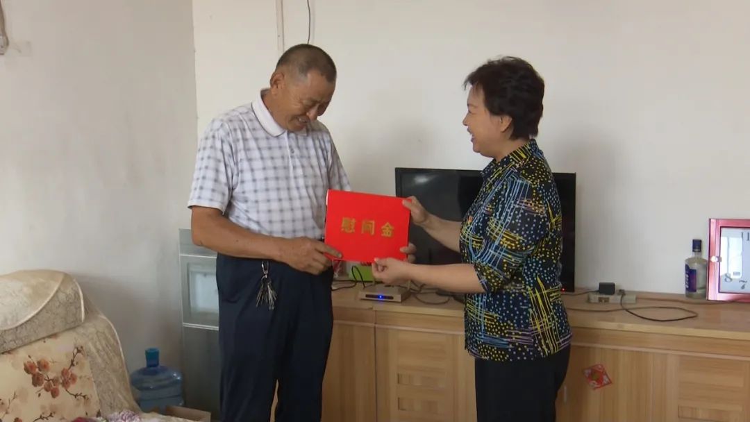 孙孟花走访慰问困难老党员