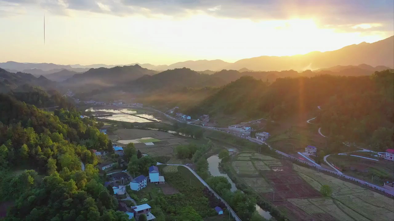 湖南张家界桑植县合群村:大山深处笑声朗