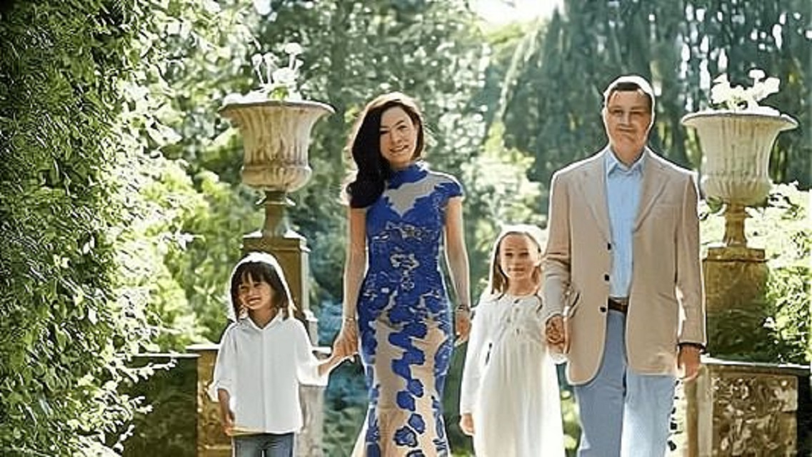 在奢侈品店打工,意外嫁给王子成欧洲首位王妃的李然,现在怎么样