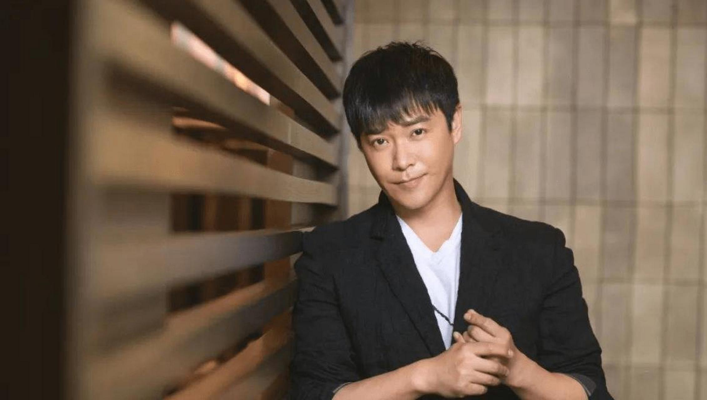 最近有某导演在自己的社交网站上爆料某油腻男导演的