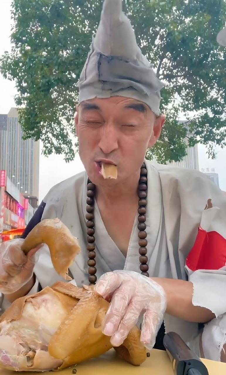 网红"济公董峰"是一位来自中国河南省的网络红人,因其模仿电视剧