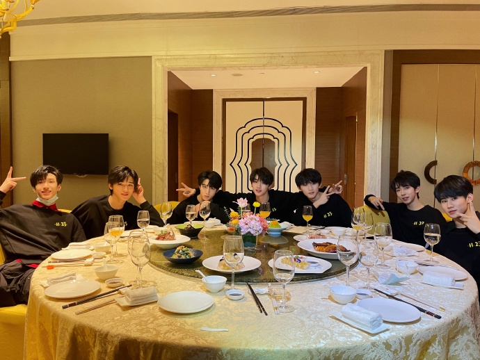 时代少年团结束演唱会聚餐照来袭 好好吃饭,按时长大