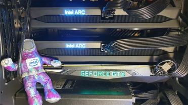 两块Intel B580、一块Titan XP共处一室！36GB显存有奇效