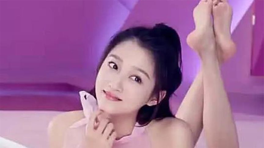 关晓彤拍摄卫生巾广告曝光,当她提臀那一刻,网友:鹿晗眼光真好
