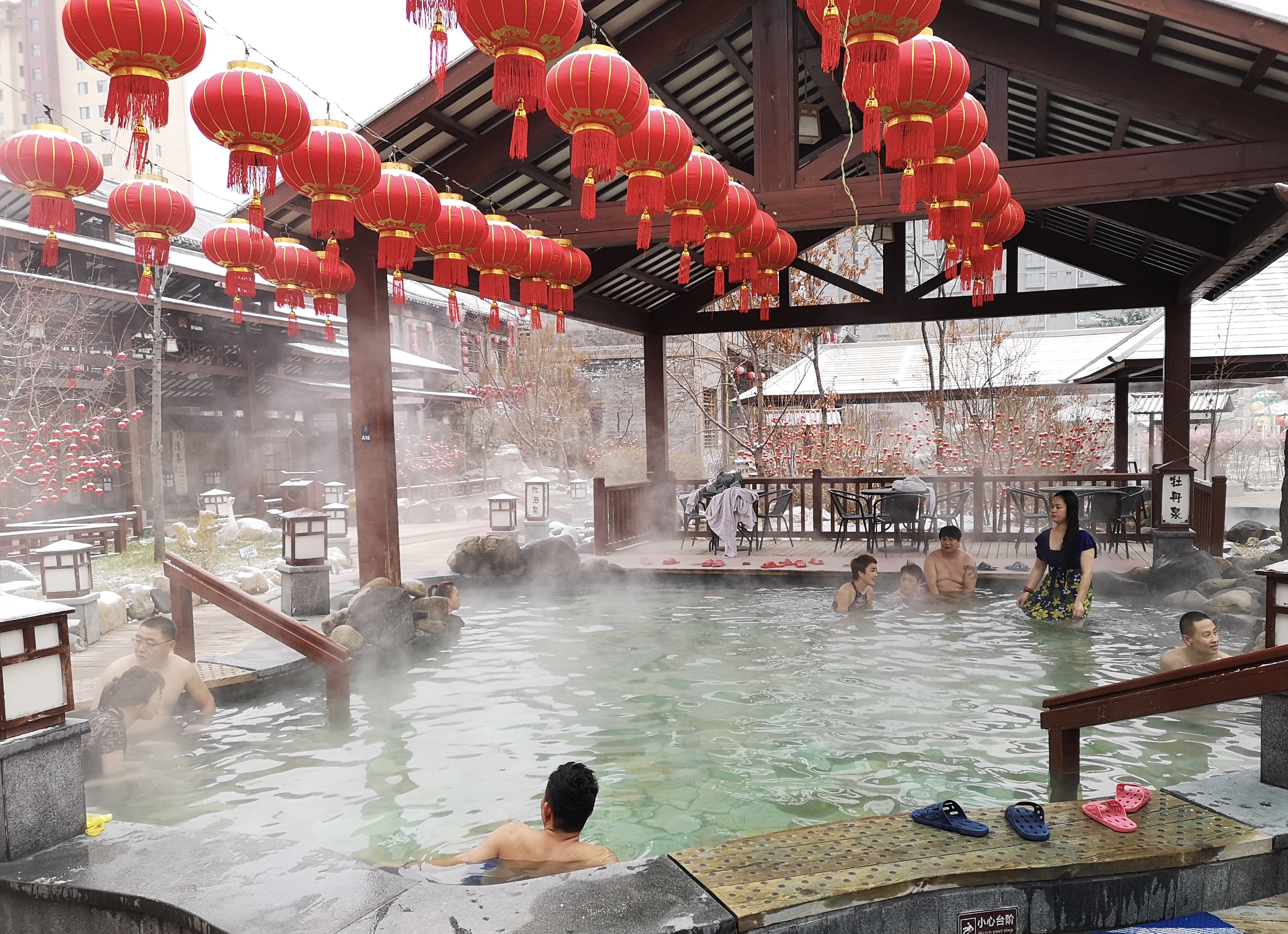 来寒地温泉体验"冰火两重天"