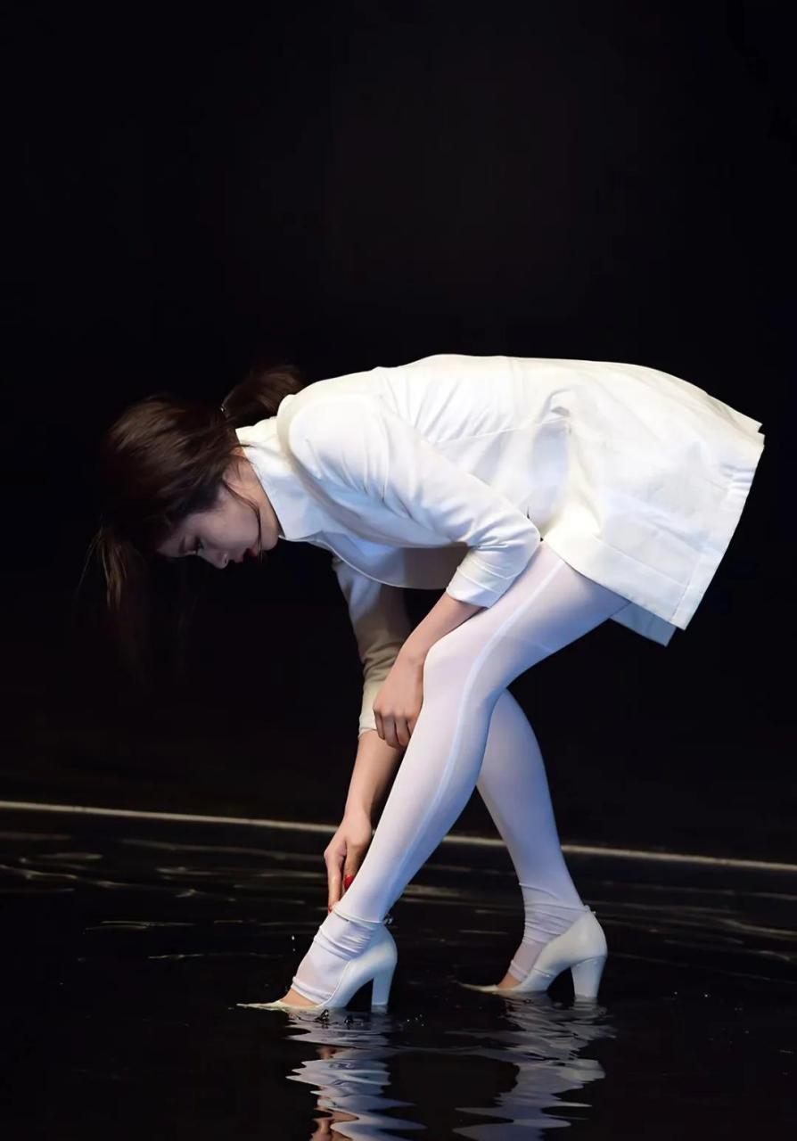 朴智妍一分一秒,白色裤袜现场 朴智妍 裤袜 长腿