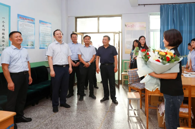 王渊看望慰问一线教师