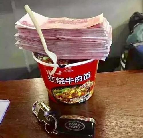 4碗"土豪泡面",图一拿虫草泡面,图四放进整只龙虾