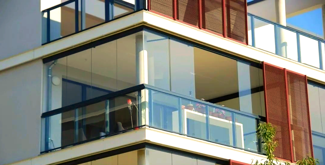框阳台窗,一种现代风格的窗户设计,通常采用6mm或8mm的高强度钢化玻璃