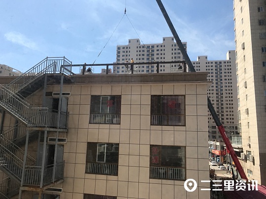 绥德金阳光小区住户违规搭建?开发商:有审批手续 并征得楼下业主同意
