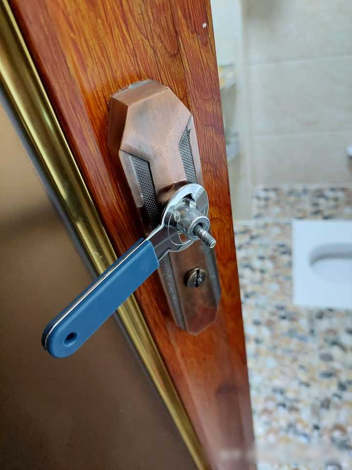 厕所门锁住了,门把手掉了,打不开了.怎么把这把锁撬掉?