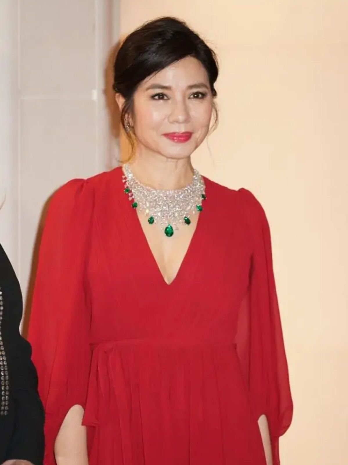 钟楚红60岁也有好气质,一身红裙端庄又贵气,真有富态美