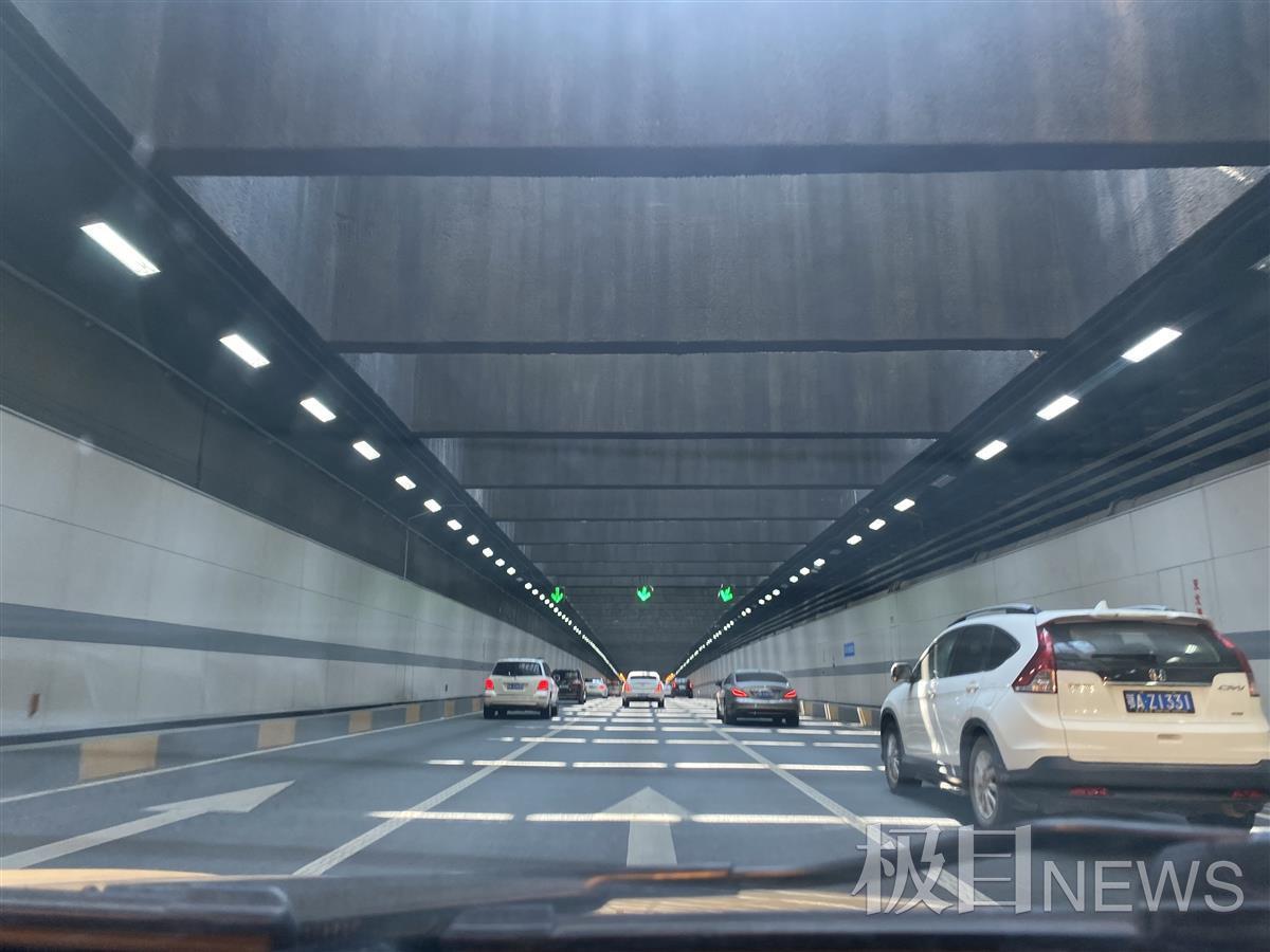 东湖隧道"通风口"光柱晃眼如闪光灯!