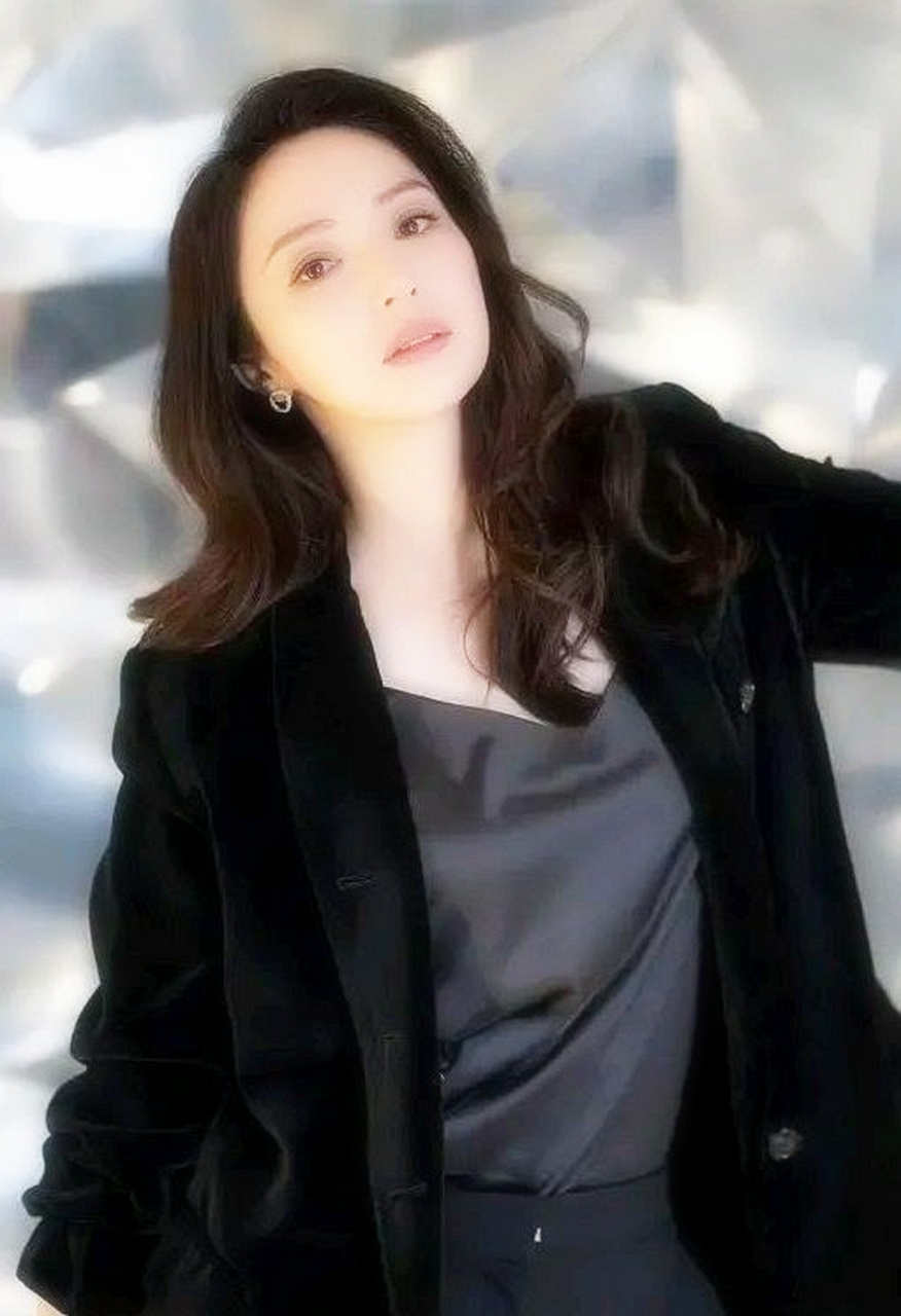 董璇黑色皮夹克,严肃又可爱.