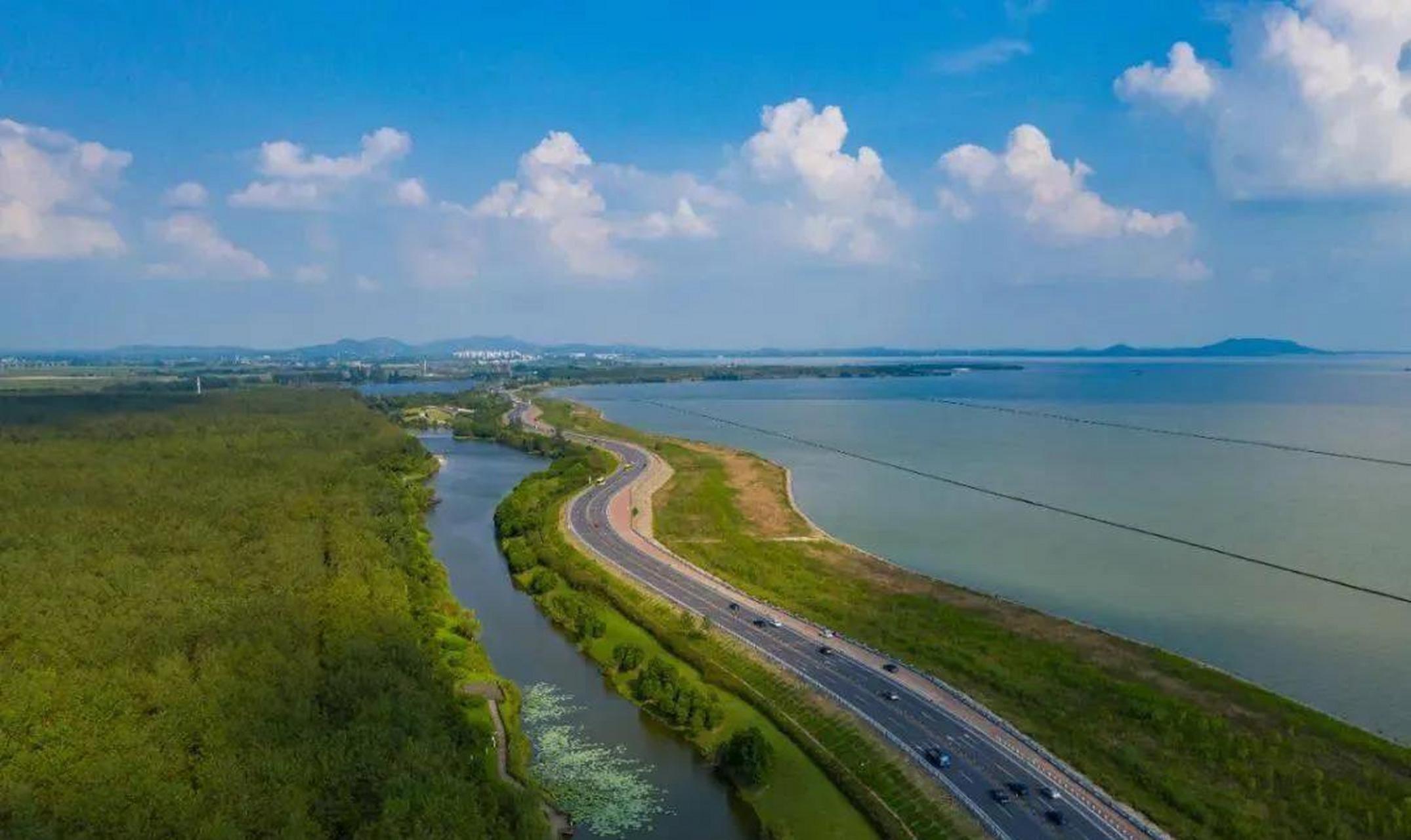 美丽的巢湖 中国五大淡水湖之一,位于安徽省中部,由合肥,巢湖,肥东