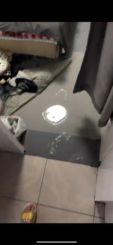 女孩起床吓一跳!一脚踩进水里 水管漏水导致房间被淹