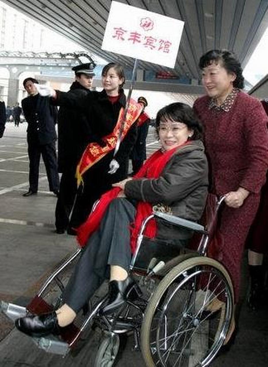 [月亮]张海迪是个谜,从上世纪80年代至今,30多年过去快70岁,为什么