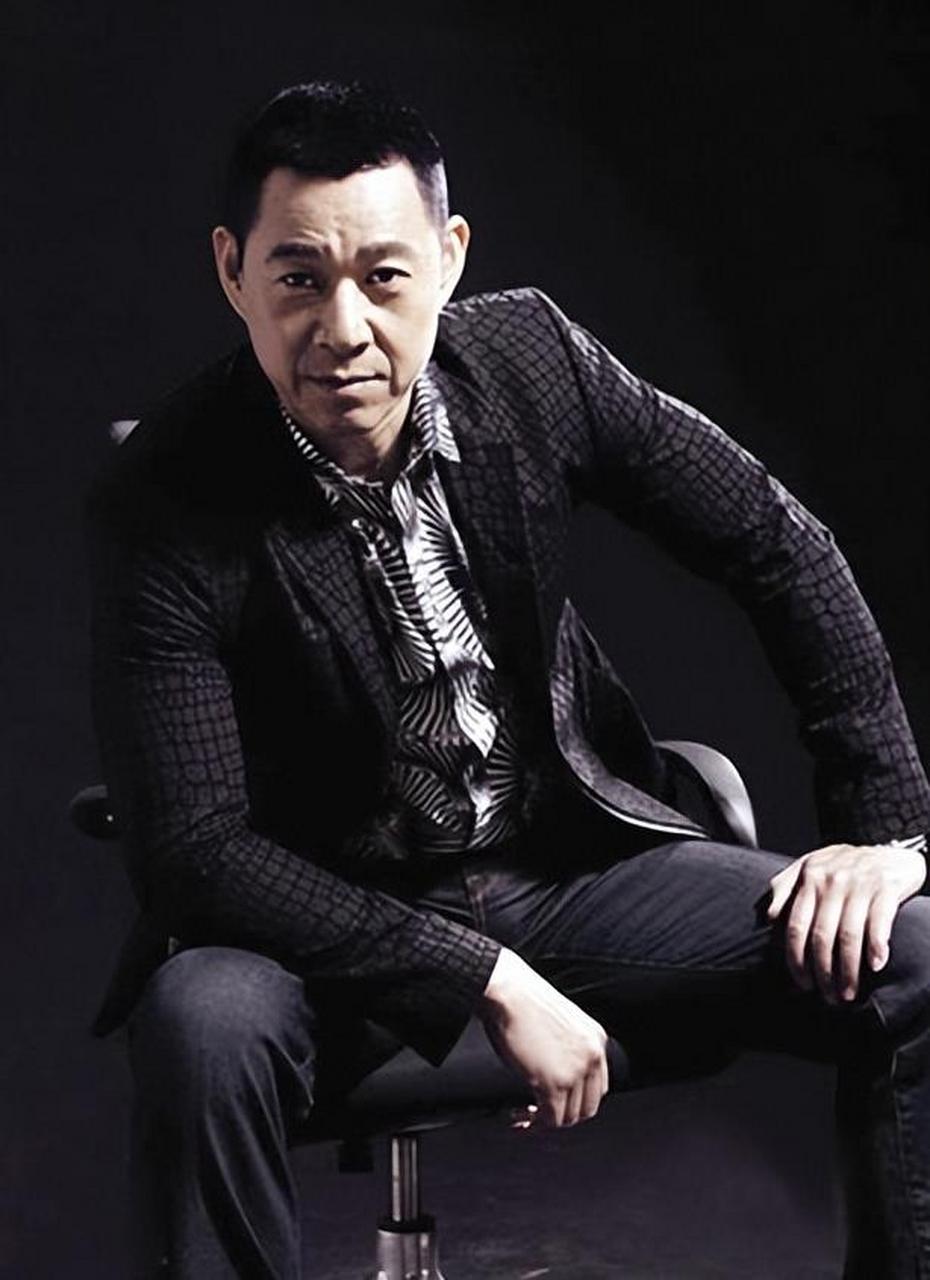 演员张丰毅出生于北京,毕业于北京电影学院,是中国国家话剧院的一员.