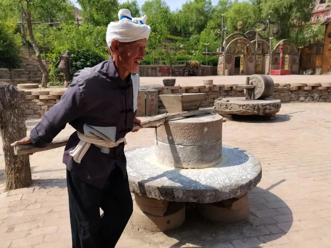 佳县坑镇赤牛坬村:15余万"老物件儿"诉说时代变迁