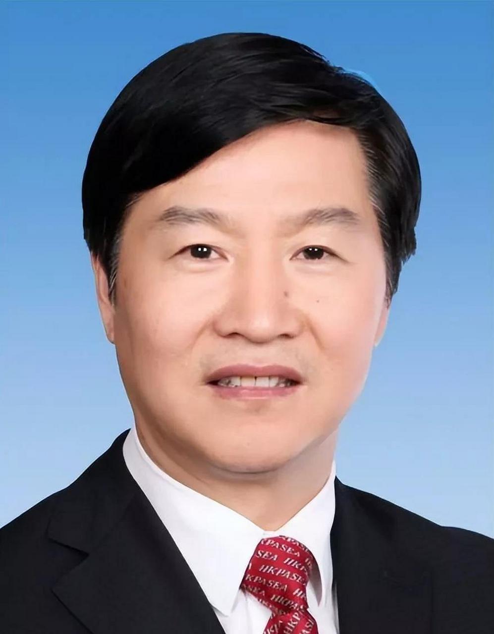 他1964年出生,江苏扬中人,硕士研究生毕业,现任海