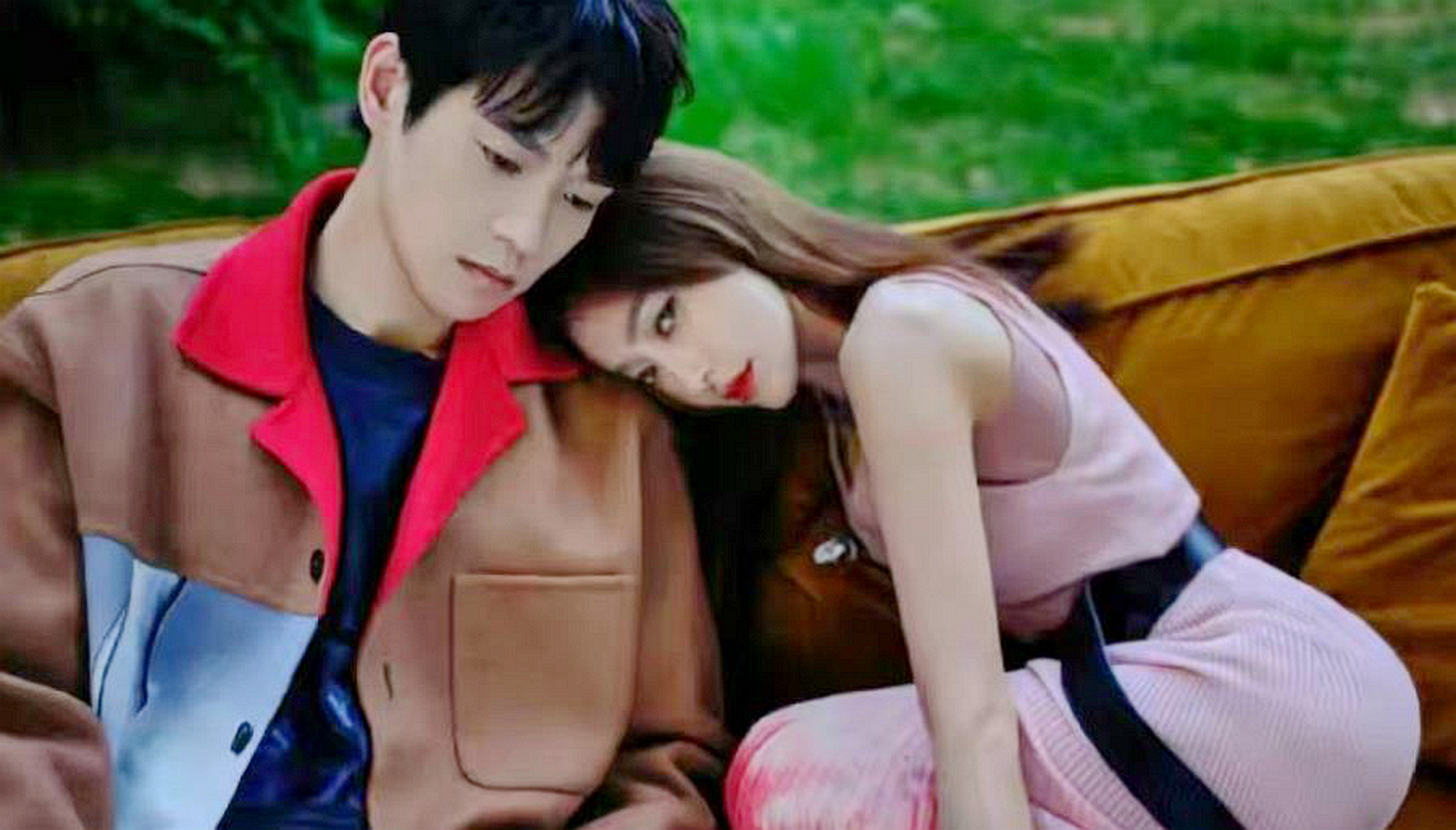 小报拍下了秦岚和魏大勋在雨中的照片.