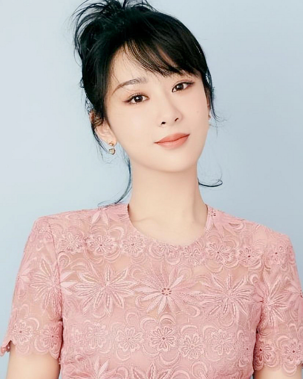 在同龄演员中,杨紫的演技自然不差,但也称不上变态;在娱乐圈,他以