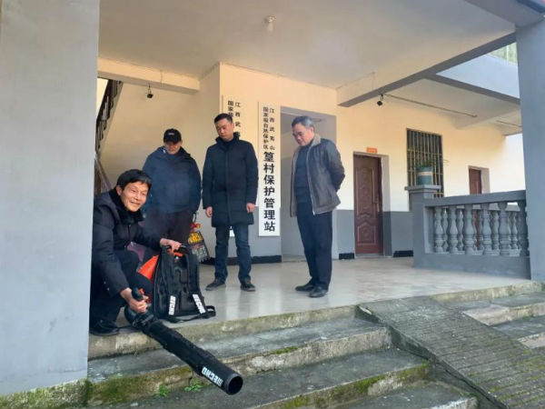 程松林到篁村保护管理站检查部署森林防火等工作