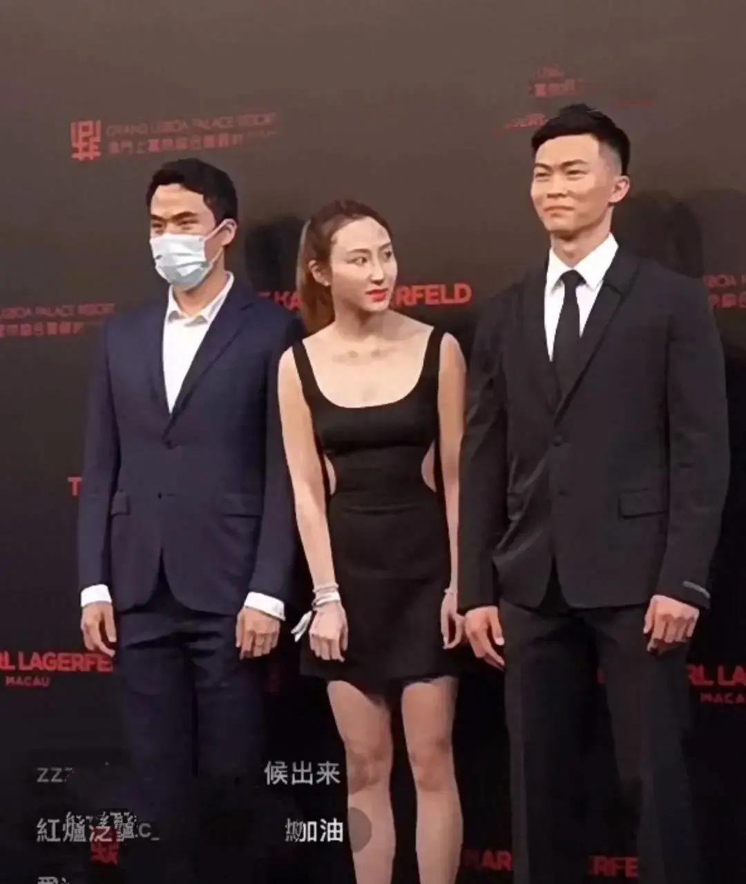 何超云发文罕秀孝顺,捉弄何猷启满脸淘气,何超莲皱眉看热闹偷乐